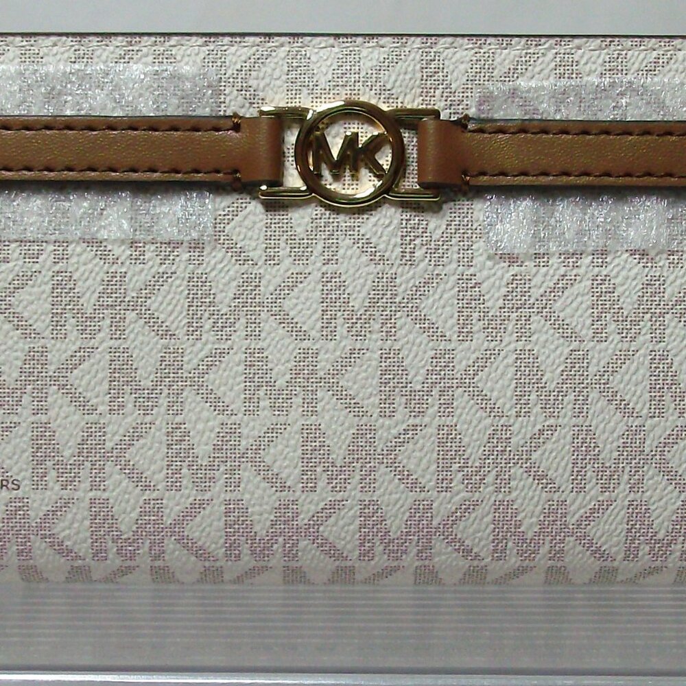 Michael Kors Reed LG Snap Leather wallet Vanilla New with tag